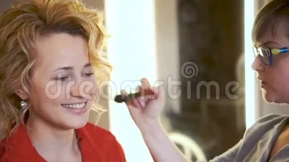 在一个化妆师的招待会上金发女孩视频的预览图