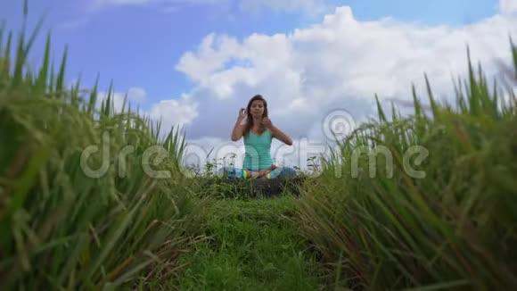 一名年轻女子用巴厘岛的方式为穆拉哈拉查克拉打坐拍摄了一张斯蒂迪加姆的照片视频的预览图