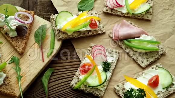 健康三明治和新鲜蔬菜早餐在木制切割板上视频的预览图
