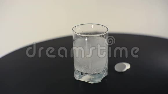 阿司匹林或泡腾药丸滴入一杯水中视频的预览图
