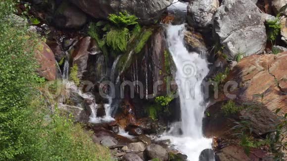 一条山河上的瀑布视频的预览图