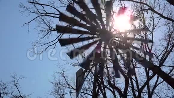 天空中被太阳遮蔽的风力涡轮机4K超高清超高清视频的预览图