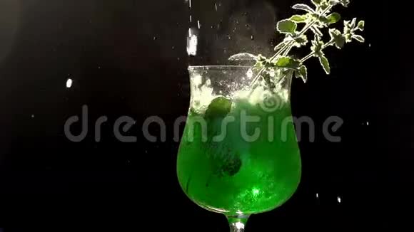 绿色汽水倒入玻璃视频的预览图