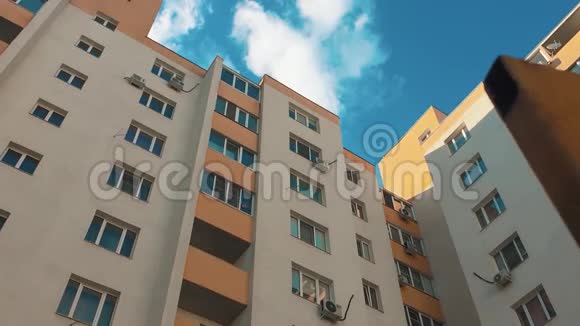 多层住宅带空调生活方式空调逆天蓝天概念城市生活视频的预览图