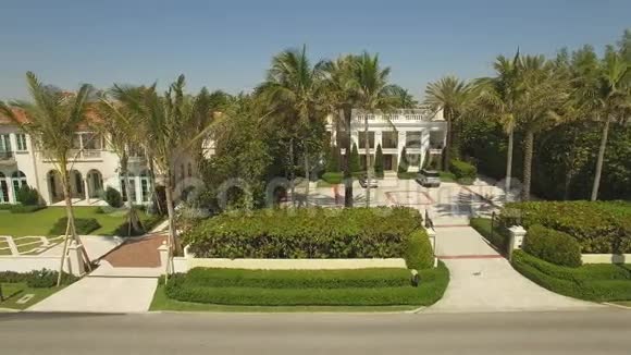 空中镜头在棕榈滩上空飞行是居住和度假的豪华场所视频的预览图