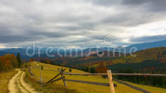 秋天带泥道的山景视频的预览图