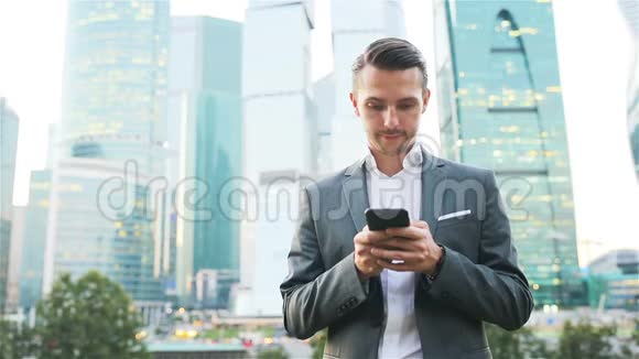 年轻的白种人持有智能手机从事商业工作视频的预览图