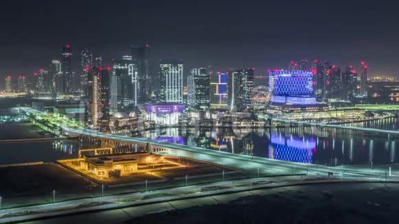 阿布扎比市中心的空中天际线从夜幕降临开始视频的预览图