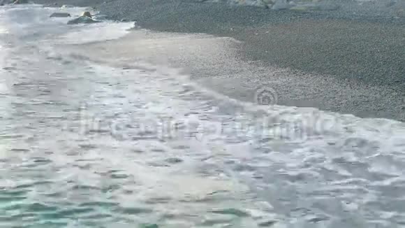 日落时被遗弃的海滩视频的预览图