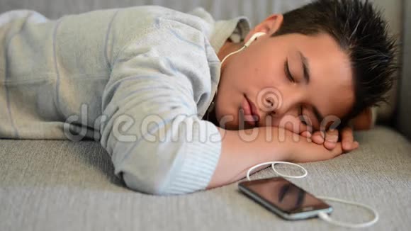睡在沙发上听音乐的少年视频的预览图