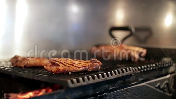 美味的牛排热腾腾的烧烤架视频的预览图