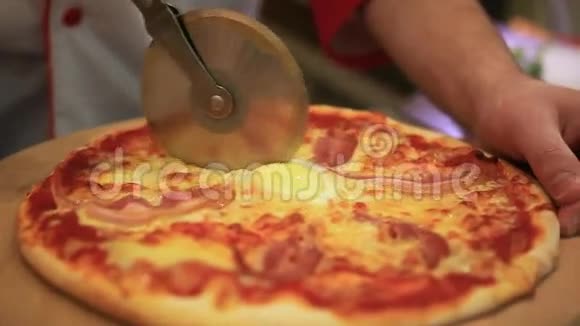 厨师手工切意大利披萨蘑菇视频的预览图