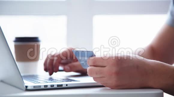 一个在白色桌子上工作的人视频的预览图