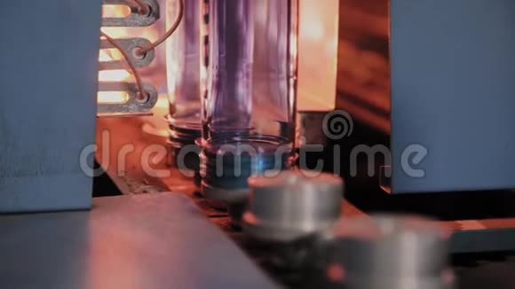 PET预制件在加热炉线上以快速的速度移动塑料瓶生产视频的预览图