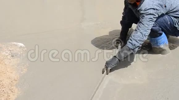 建筑工人用水泥完成浇筑混凝土地面视频的预览图