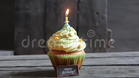 生日快乐短信和蛋糕一支蜡烛视频的预览图