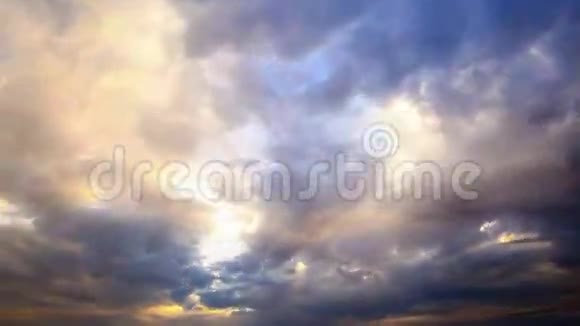 云层后面的日落时间流逝4K视频的预览图