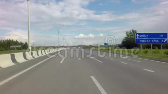 在AltaiKrai公路上旅行视频的预览图