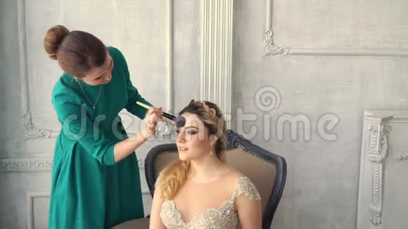 在一个化妆师的招待会上金发女孩视频的预览图