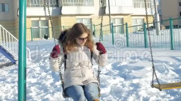 冬天公园女孩在秋千上视频的预览图