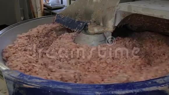 肉类切碎机将肉类和香料混合用于制作食品厂的热狗和香肠视频的预览图