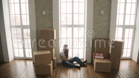 家庭放松和欢笑后打开纸箱从房子搬家视频的预览图