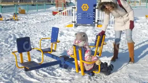 冬天公园女孩在秋千上视频的预览图