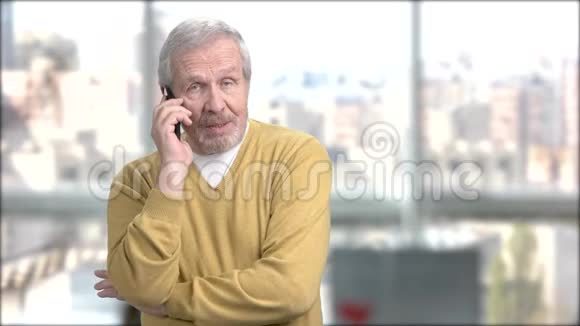 开朗的爷爷在手机上聊天视频的预览图