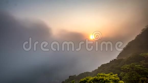 雾在香港山顶日出视频的预览图