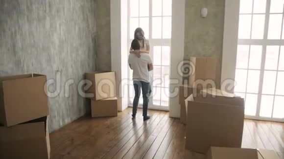 家庭放松和欢笑后打开纸箱从房子搬家视频的预览图