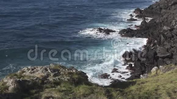 火山海岸线海浪破碎视频的预览图
