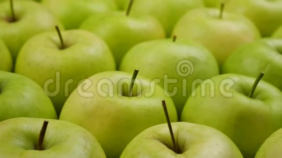 新鲜的大自然苹果背景天然苹果从树上收获杂货店果蔬部视频的预览图