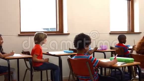 学校的孩子们在课堂上举手视频的预览图