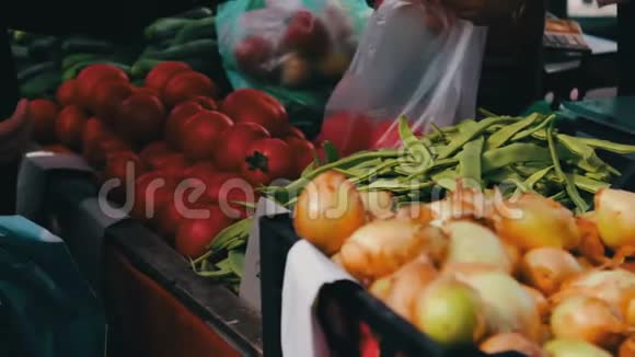 市场柜台上有美味的新鲜洋葱辣椒和其他带有价格标签的蔬菜视频的预览图
