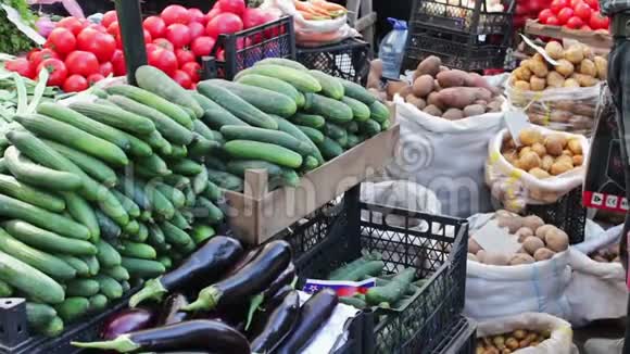 市场柜台上有美味的新鲜洋葱辣椒和其他带有价格标签的蔬菜视频的预览图