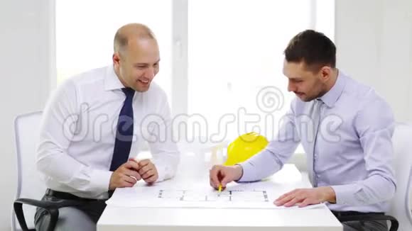 两个微笑的商人或建筑师视频的预览图
