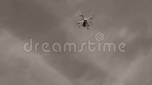 在天空中飞翔的无人机视频的预览图