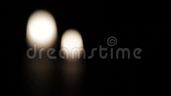 在黑暗的背景上燃烧蜡烛视频的预览图