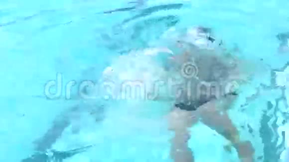 运动男孩在游泳池里潜水视频的预览图