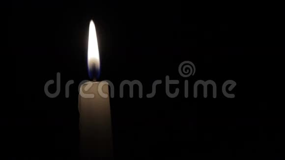 在黑暗的背景上燃烧蜡烛视频的预览图