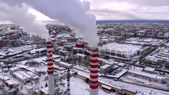 高空俯视烟雾和蒸汽冷却塔工业热电中心视频的预览图