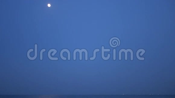 暮色中海上的月光视频的预览图