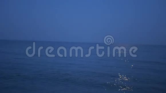 暮色中海上的月光视频的预览图