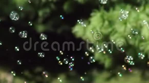 很多小而大的多色泡泡鼓风机肥皂泡显示视频的预览图