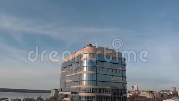 高层玻璃商务楼航拍视频的预览图