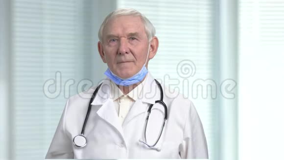 外科医生戴上医用防护面罩视频的预览图