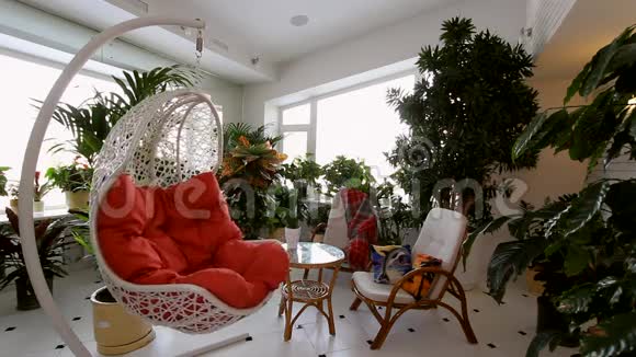 豪华公寓内部的红岩椅视频的预览图
