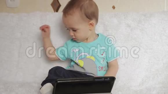 小男孩在你的平板电脑上看电影视频的预览图