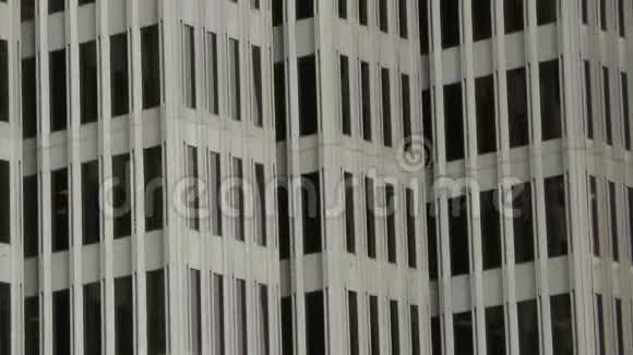 办公大楼窗户的潘视频的预览图