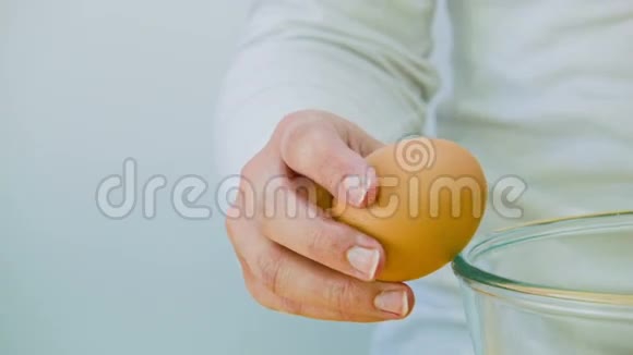 女人把鸡蛋和蛋清分开视频的预览图